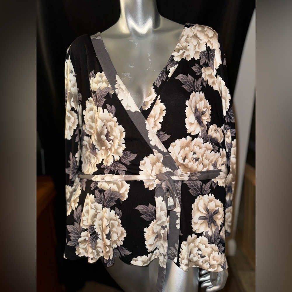 Women’s Flowy Top with belt Size 1X - Picture 3 of 4